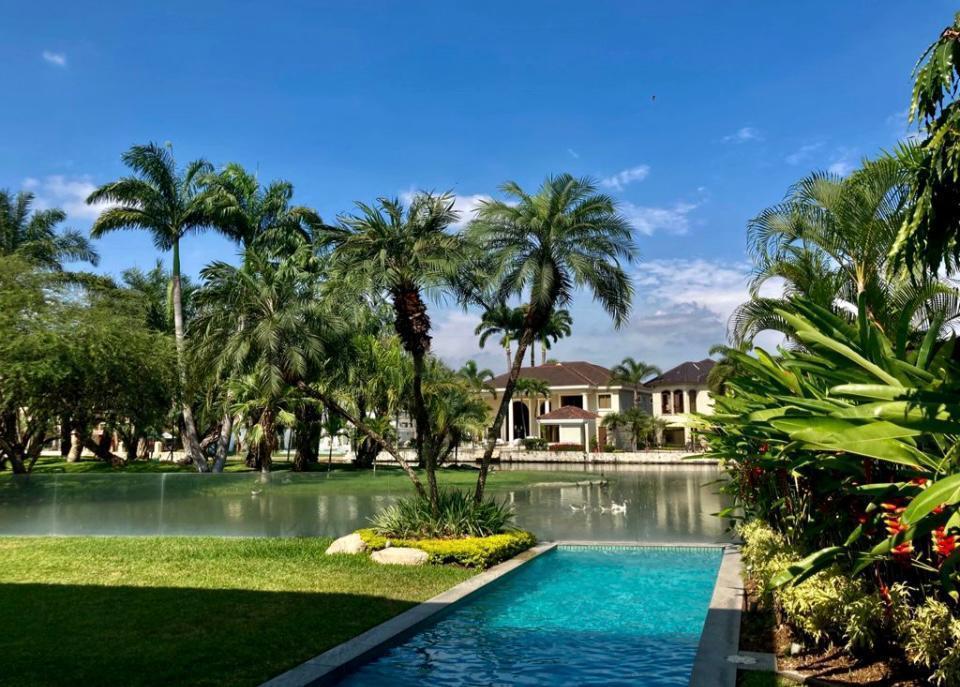 Laguna Club Moderna Casa en Alquiler y Venta con Piscina, 4 Dorm., Guayas — imagen 10