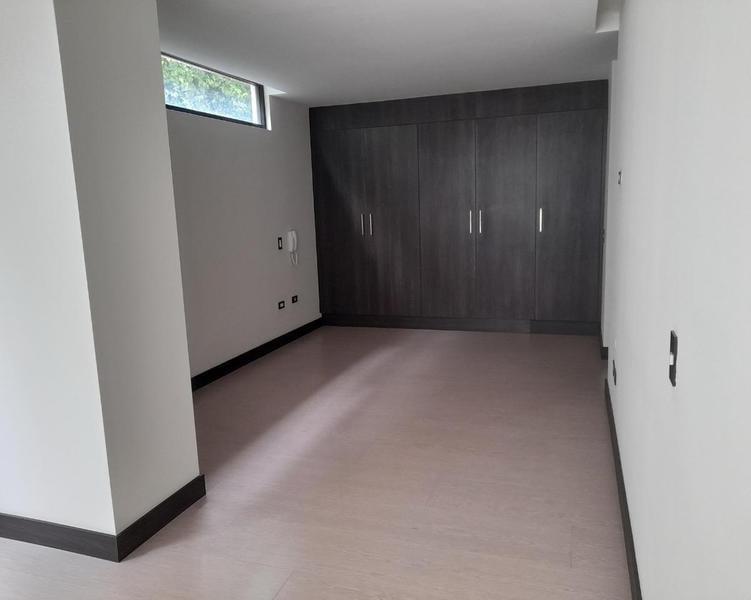 Vendo Departamento de Lujo Dos Dorm. Sector González Suárez — imagen 5