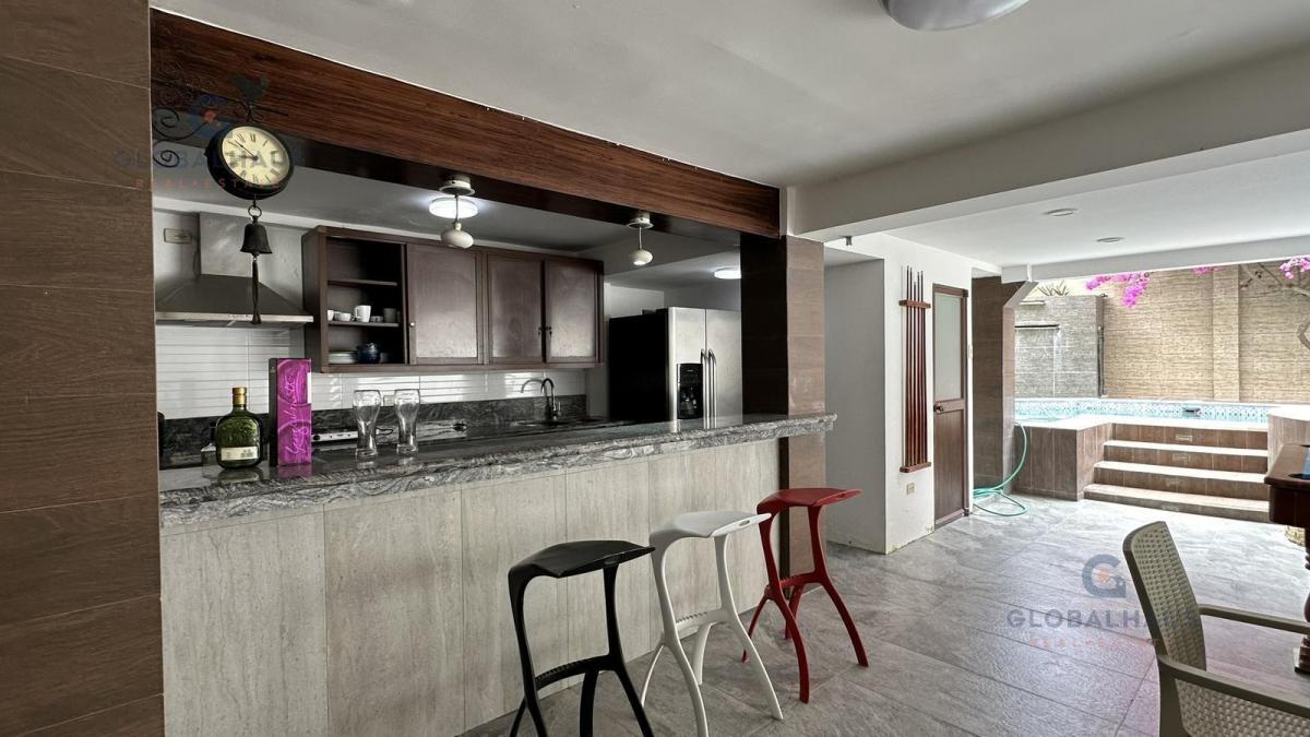 Venta de Casa en Santa Elena - Punta Blanca con Piscina, 7 Habitaciones. V. B. Provincia de Santa Elena — imagen 8