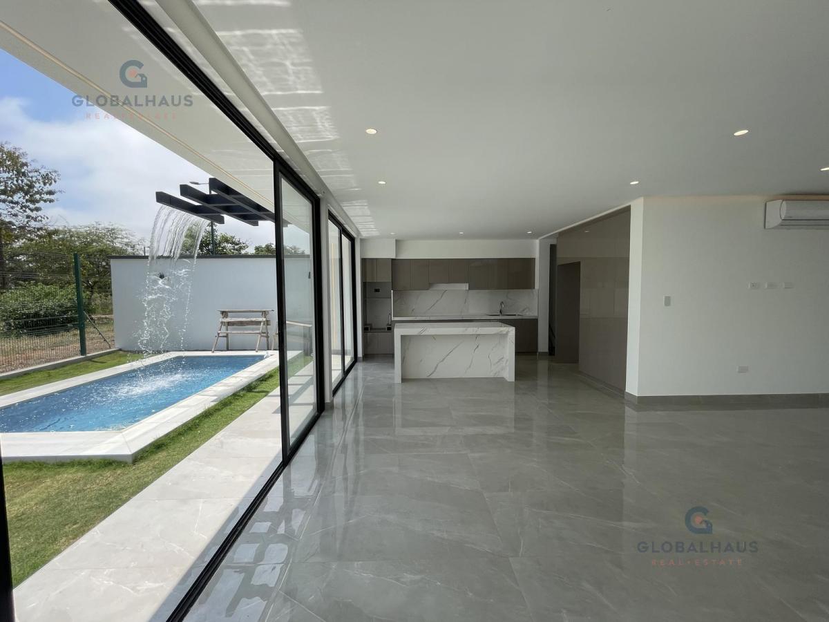 Venta de Casa en Isla Celeste - 4 Habitaciones, Piscina con Cascada. m. C. Guayas — imagen 8