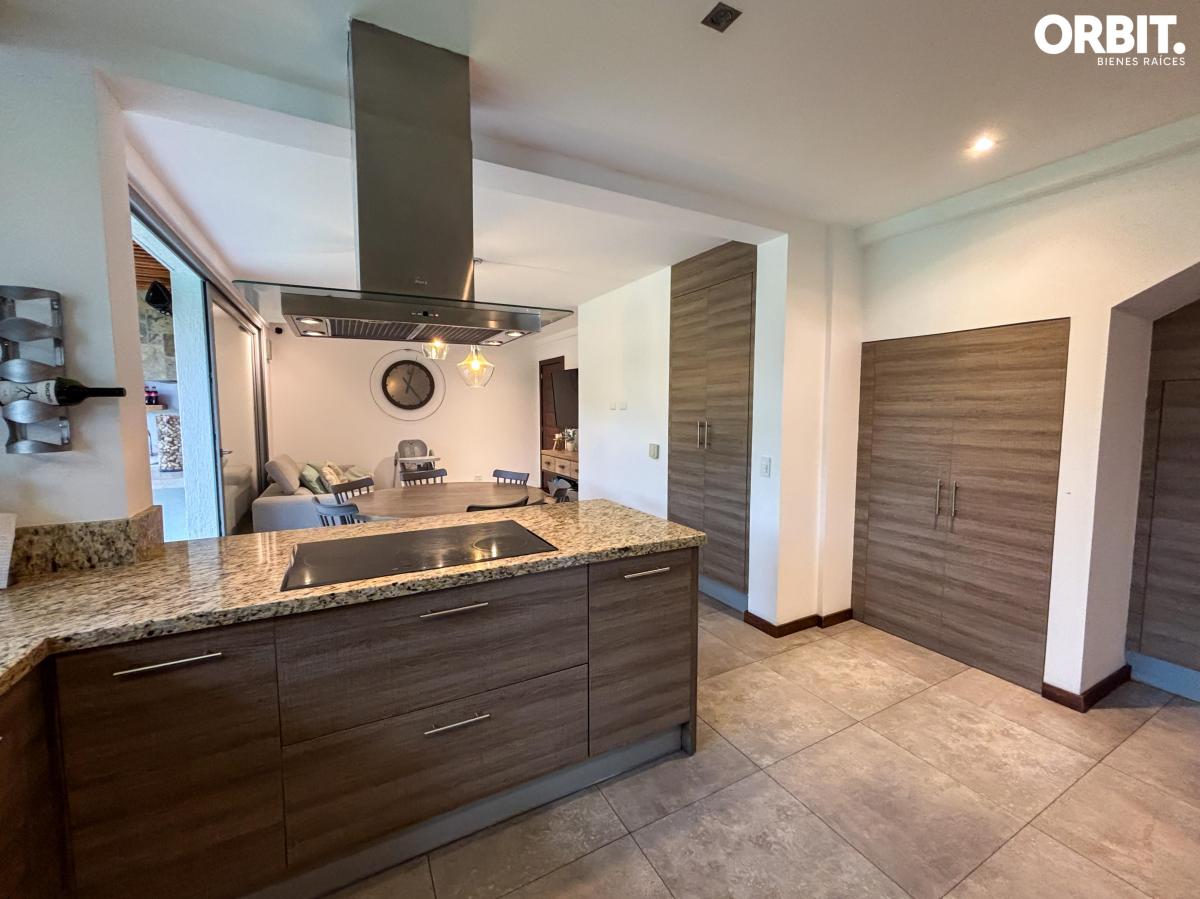 En Venta Amplia Casa de 3 Dorm. Dentro de Urbanización Privada en Lumbisi — imagen 8