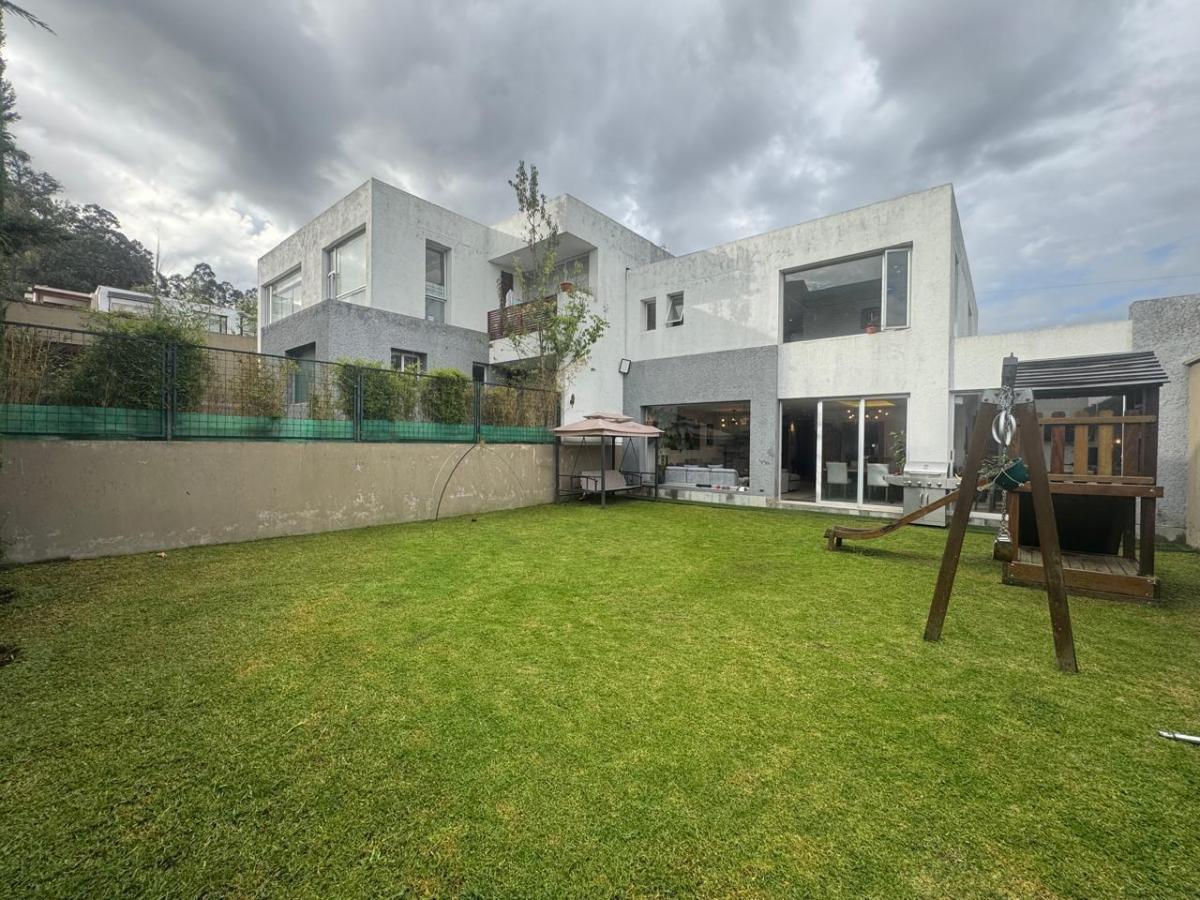 Casa Independiente en San Juan de Cumbaya de 220 m² con 3 Habitaciones y 100 m² de Jardin — imagen 4