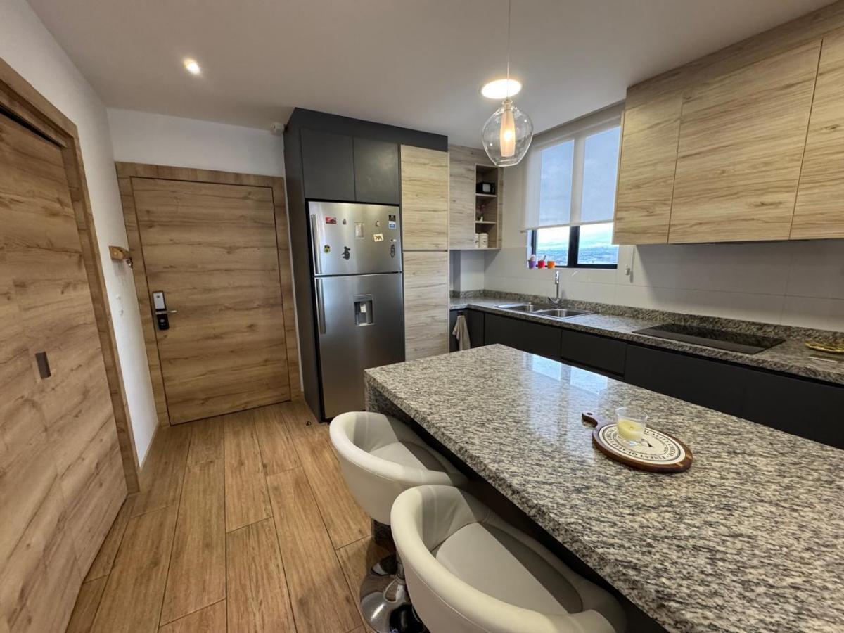 Vendo Lindo Penthouse en Cumbaya, 2 Dorm, con Terraza y Excelente Vista, Sector de La Primavera! — imagen 3