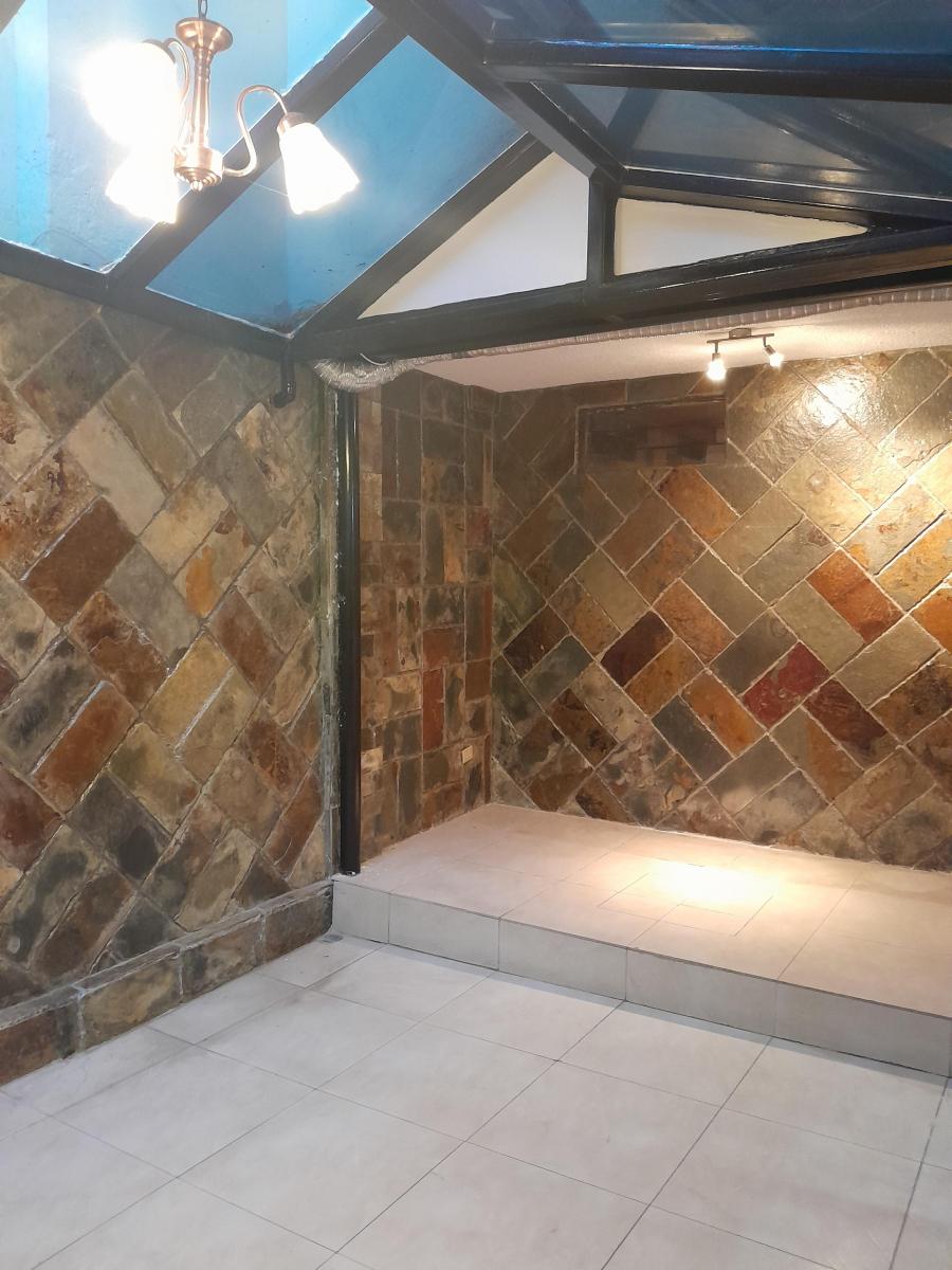 Vendo Casa Zona Estrategica Entrada Carapungo Cerca Gran Aki y Shoping El Portal — imagen 5