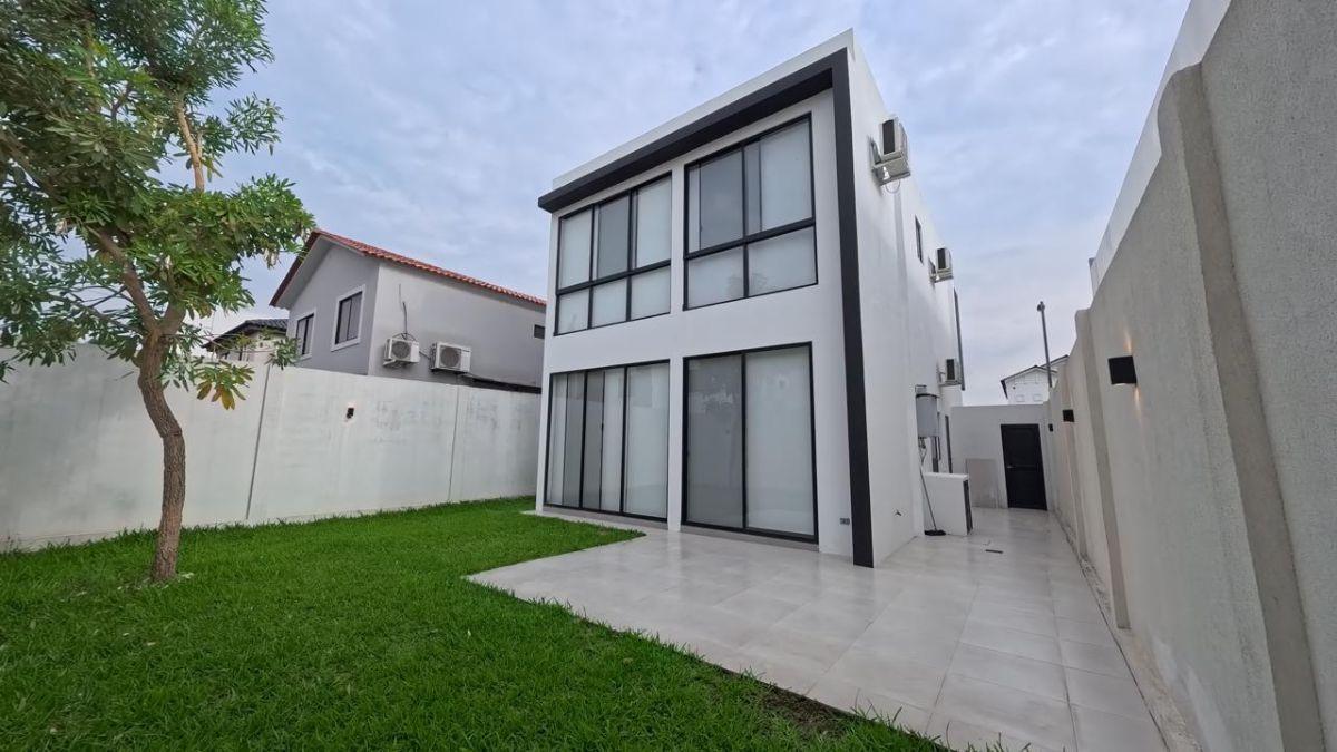 Ciudad Celeste - Moderna Casa en Venta con Amplio Patio - Samborondon, Guayas — imagen 10