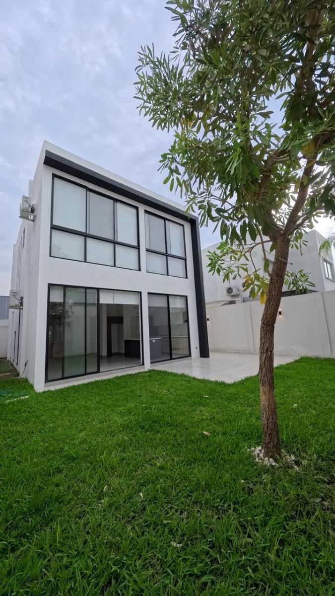 Ciudad Celeste - Moderna Casa en Venta con Amplio Patio - Samborondon, Guayas — imagen 9