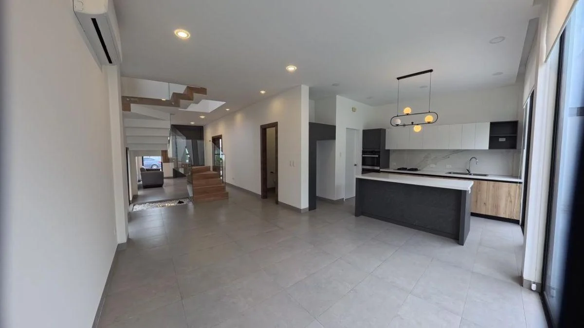 Ciudad Celeste - Moderna Casa en Venta con Amplio Patio - Samborondon, Guayas — imagen 8