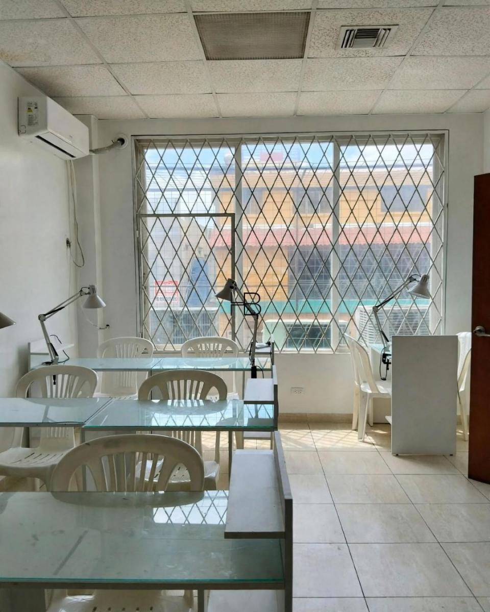 Se Vende Edificio Comercial Esquinero en Barrio Orellana - Centro de Guayaquil, Guayas — imagen 4