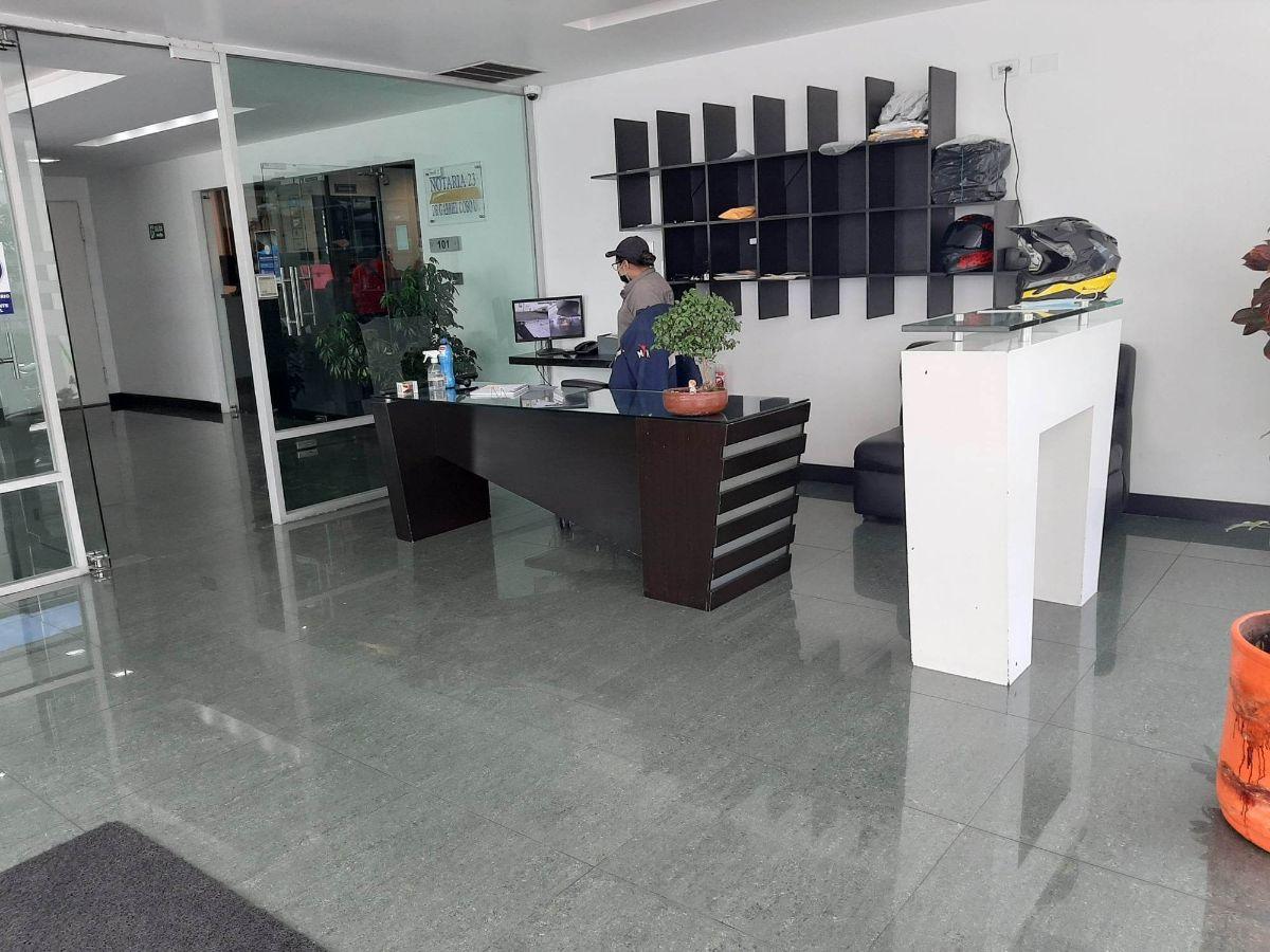 Vendo Amplia Oficina con 4 Parqueos Sector La Pradera — imagen 9