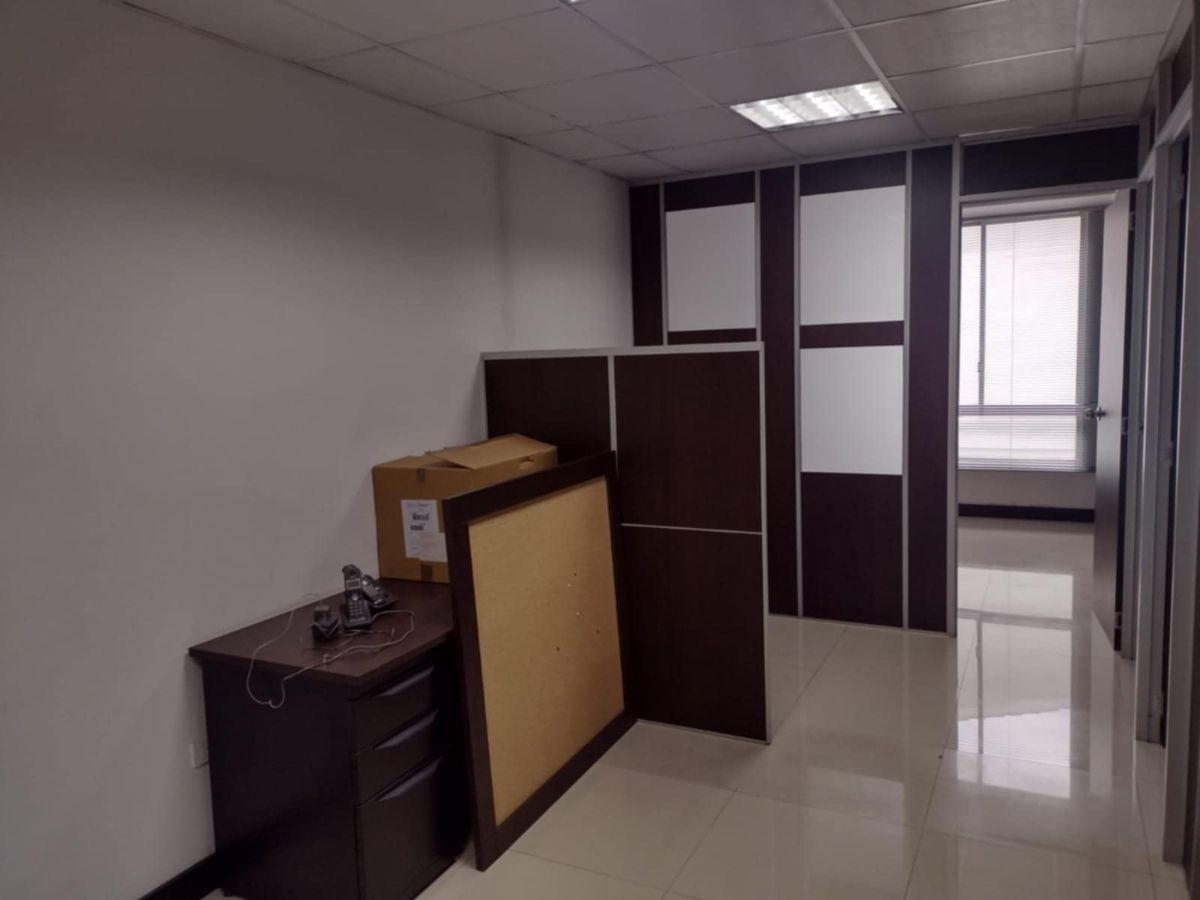 Vendo Amplia Oficina con 4 Parqueos Sector La Pradera — imagen 7