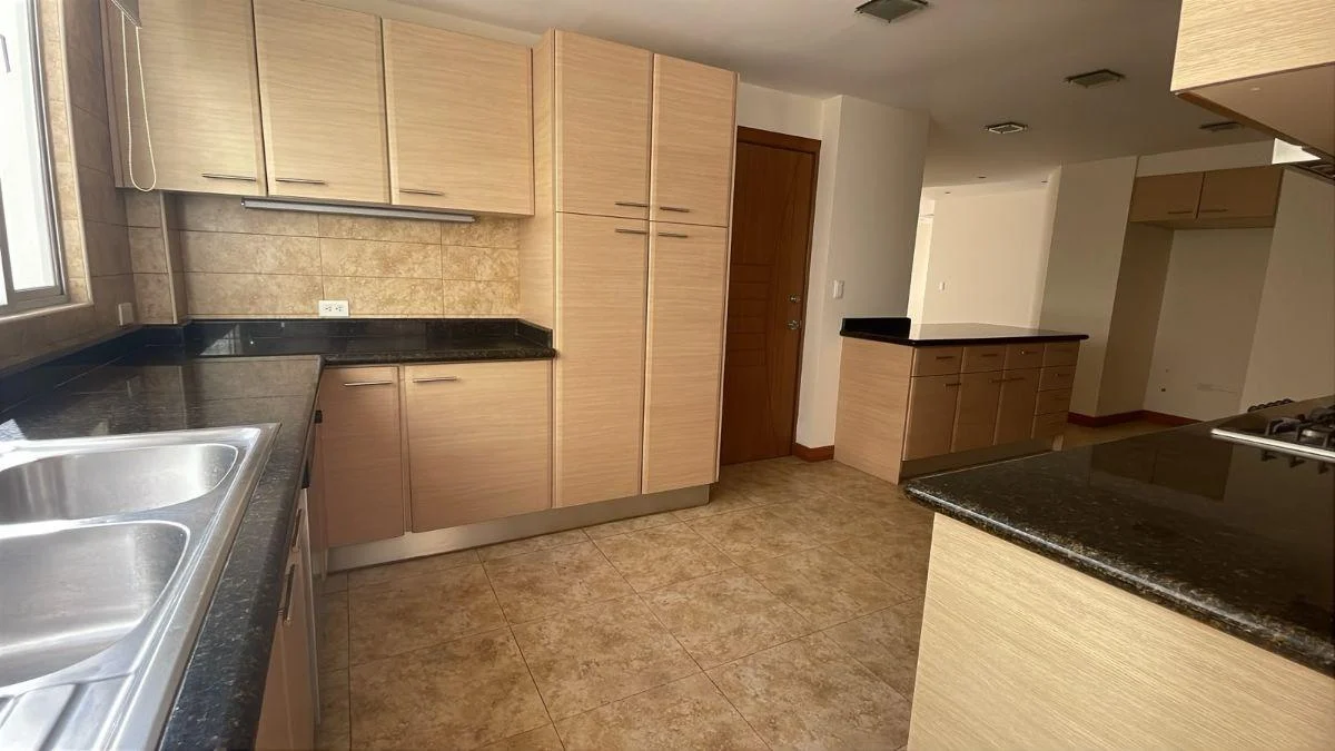 Vendo Departamento Amplio Terraza Balcón Urbanización Miravalle — imagen 3