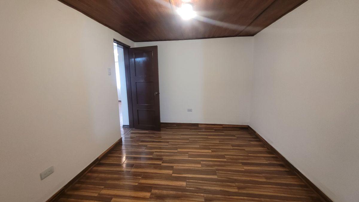 Casa Rentera de Venta, Quito Sur, 3 Departamentos — imagen 5