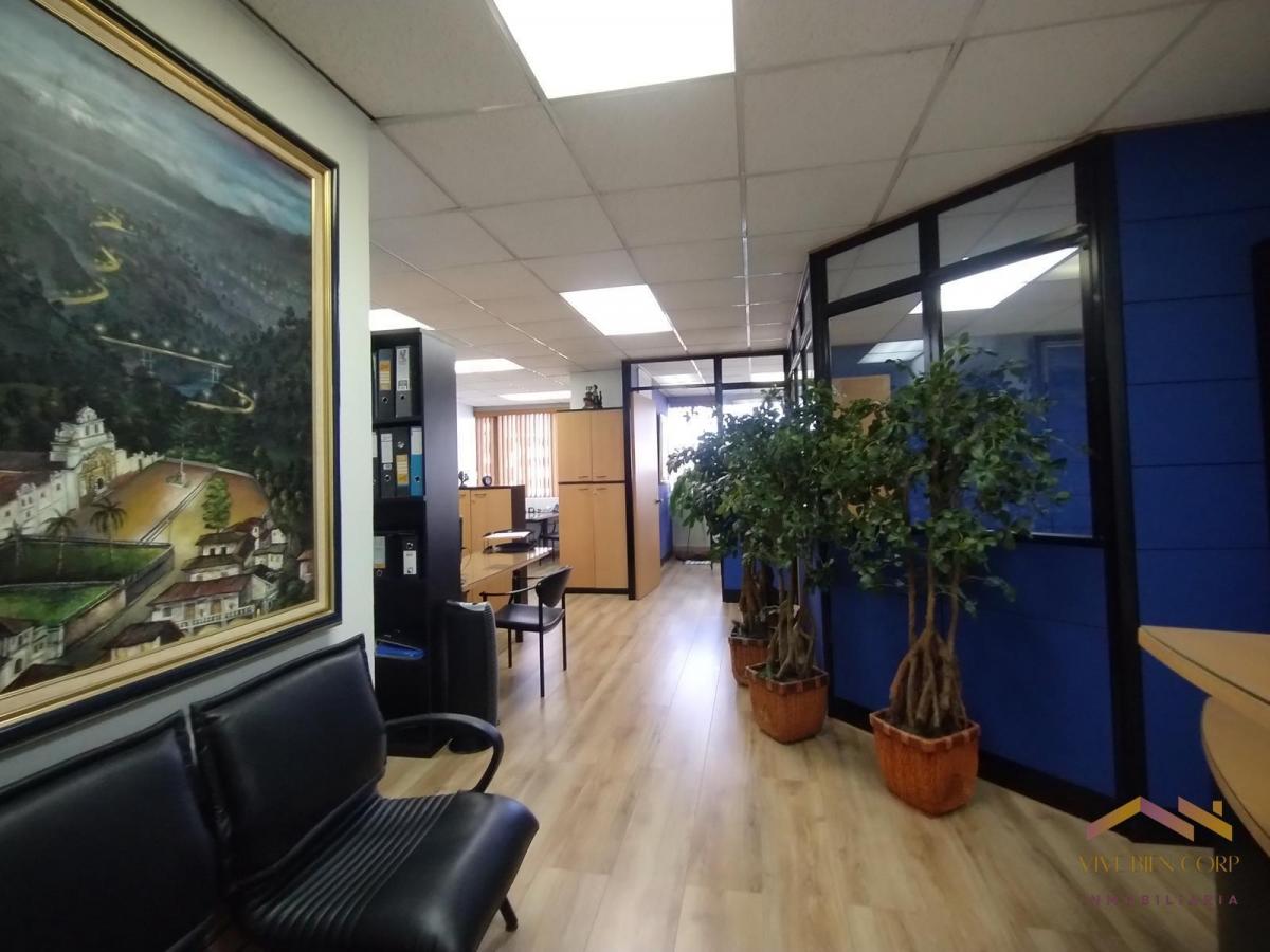 Venta Oficina Remodelada con 2 Parqueaderos - Av Colón y Av Amazonas — imagen 7