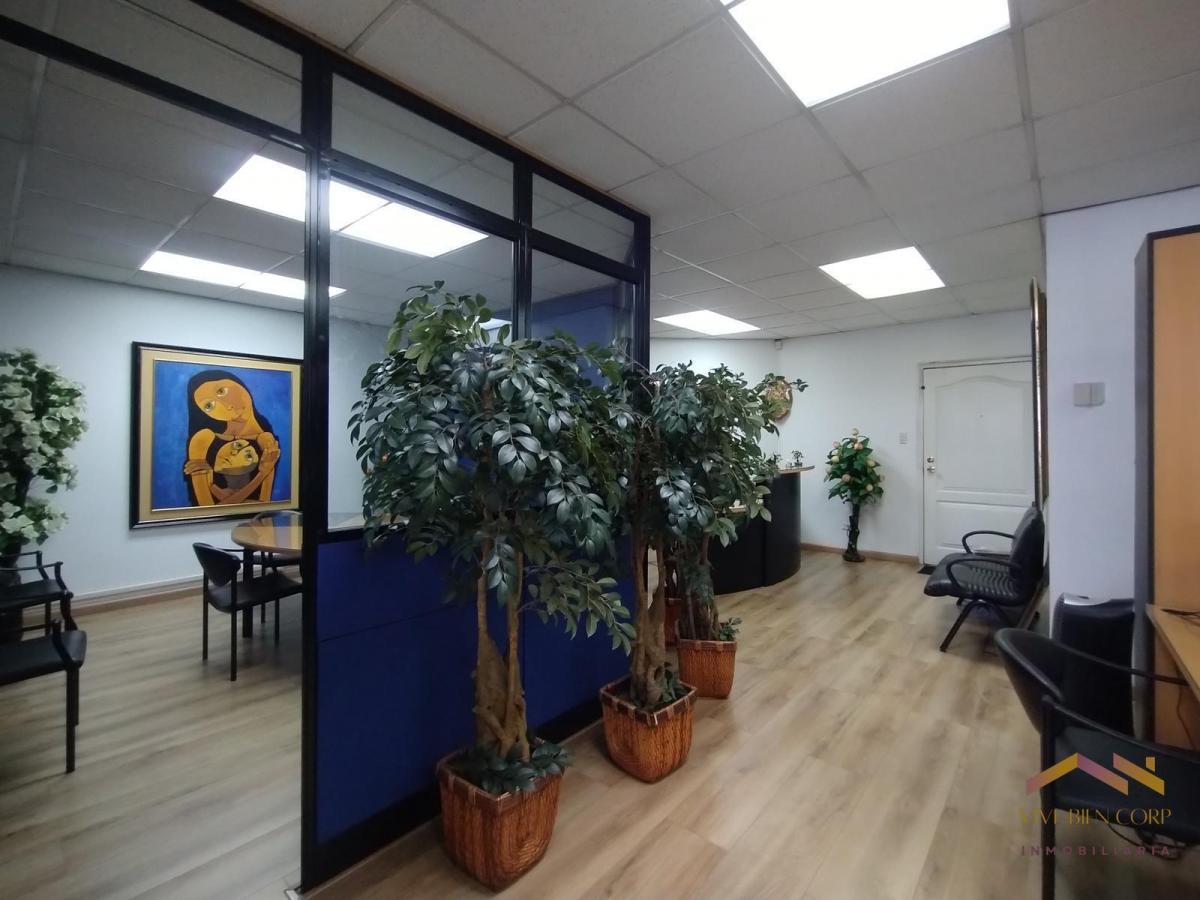 Venta Oficina Remodelada con 2 Parqueaderos - Av Colón y Av Amazonas — imagen 5