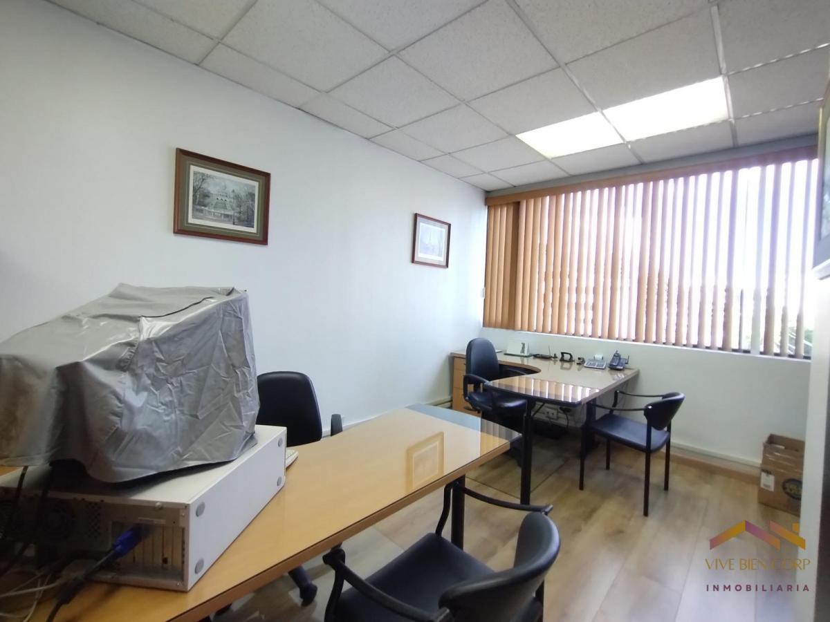 Venta Oficina Remodelada con 2 Parqueaderos - Av Colón y Av Amazonas — imagen 3