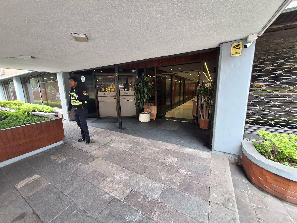 Vendo Amplia Oficina Frente a Swisshotel Totalmente Remodelada! — imagen 9