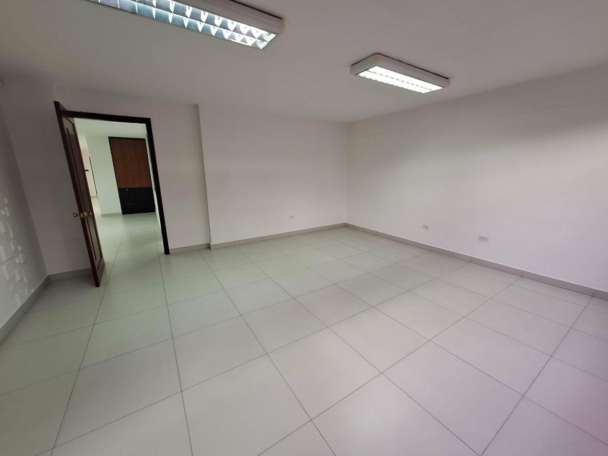 Vendo Amplia Oficina Frente a Swisshotel Totalmente Remodelada! — imagen 8