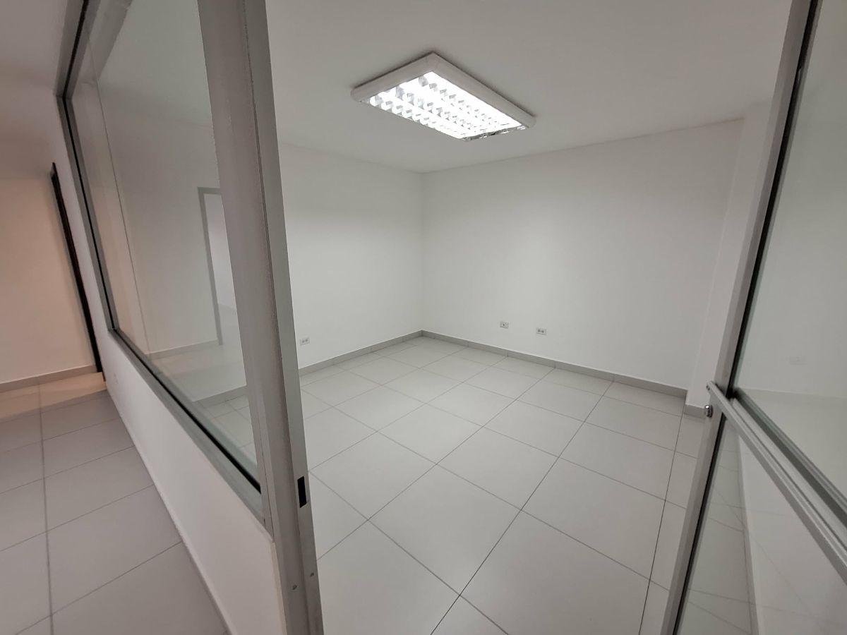 Vendo Amplia Oficina Frente a Swisshotel Totalmente Remodelada! — imagen 5