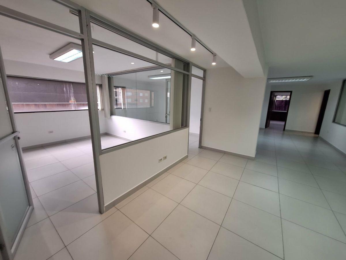 Vendo Amplia Oficina Frente a Swisshotel Totalmente Remodelada! — imagen 3