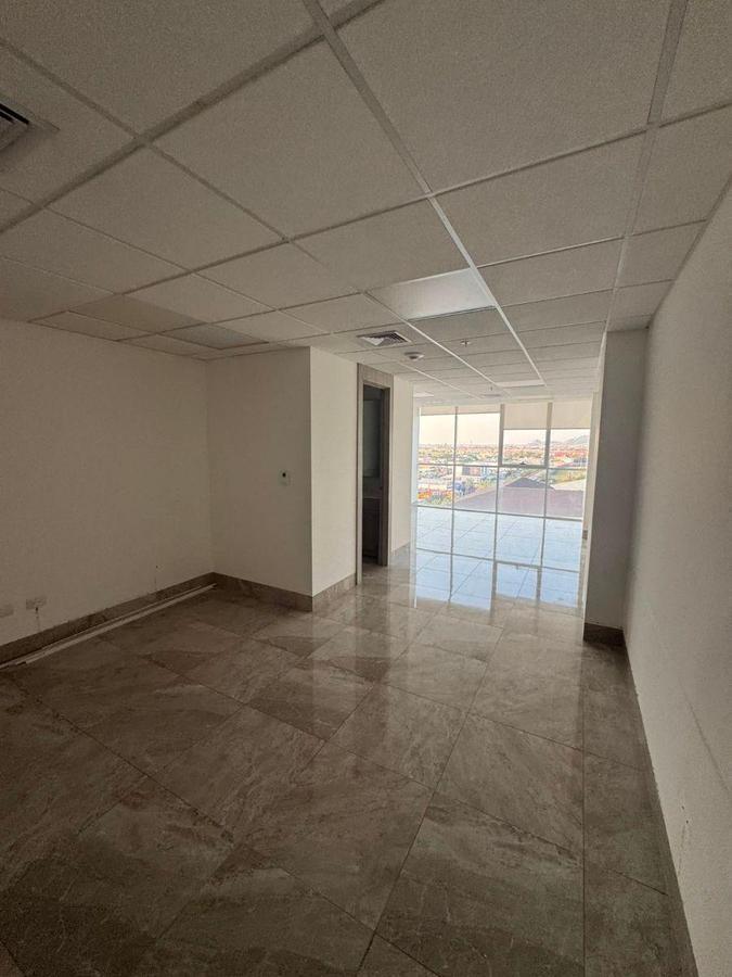 Oficina con Parqueo y Seguridad 24/7 - Edificio Platinum, Guayas — imagen 8