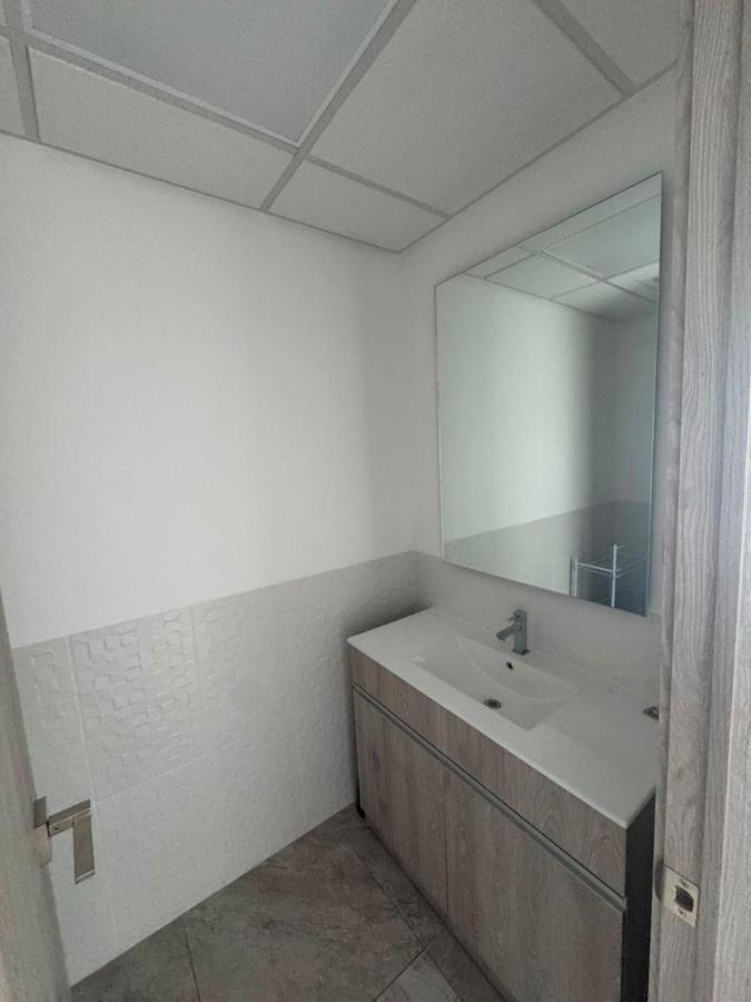 Oficina con Parqueo y Seguridad 24/7 - Edificio Platinum, Guayas — imagen 3