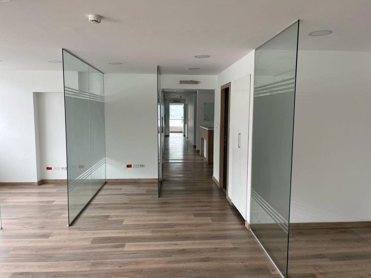 Oficina de Venta con Divisiones 174 Mtrs y 5 Parqueaderos, Sector Coruña — imagen 9