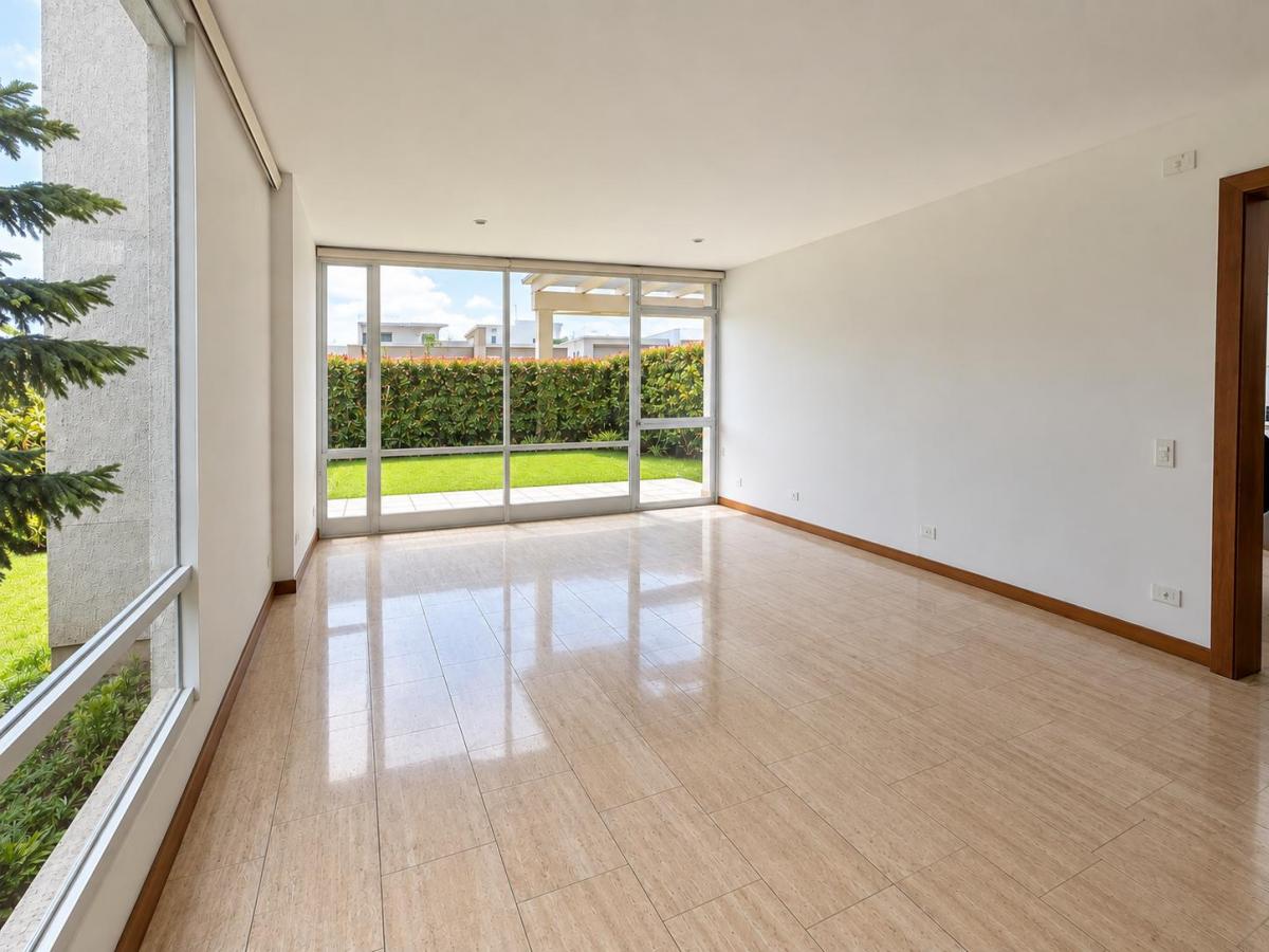 Casa Moderna con Jardín y Suite Independiente - Puembo — imagen 8