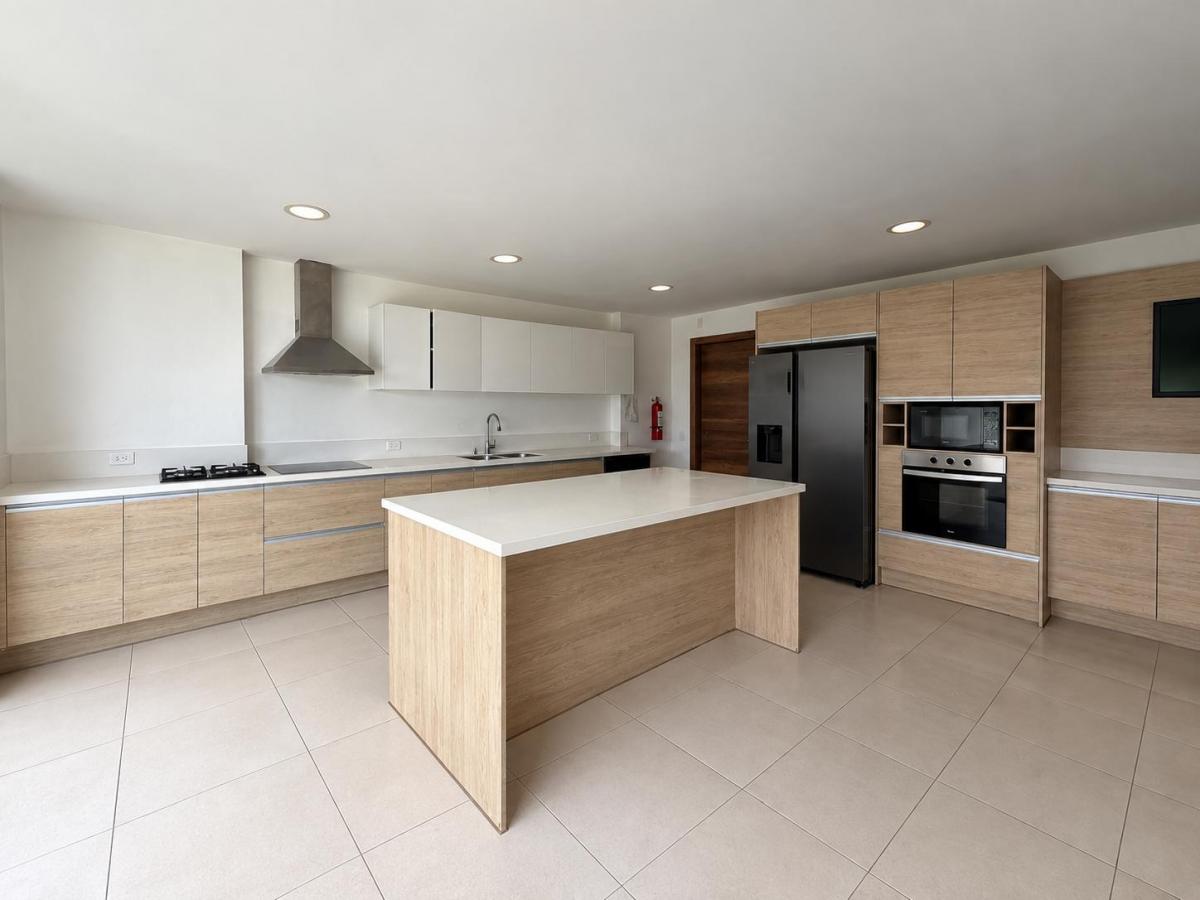 Casa Moderna con Jardín y Suite Independiente - Puembo — imagen 6