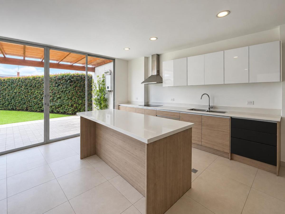 Casa Moderna con Jardín y Suite Independiente - Puembo — imagen 5