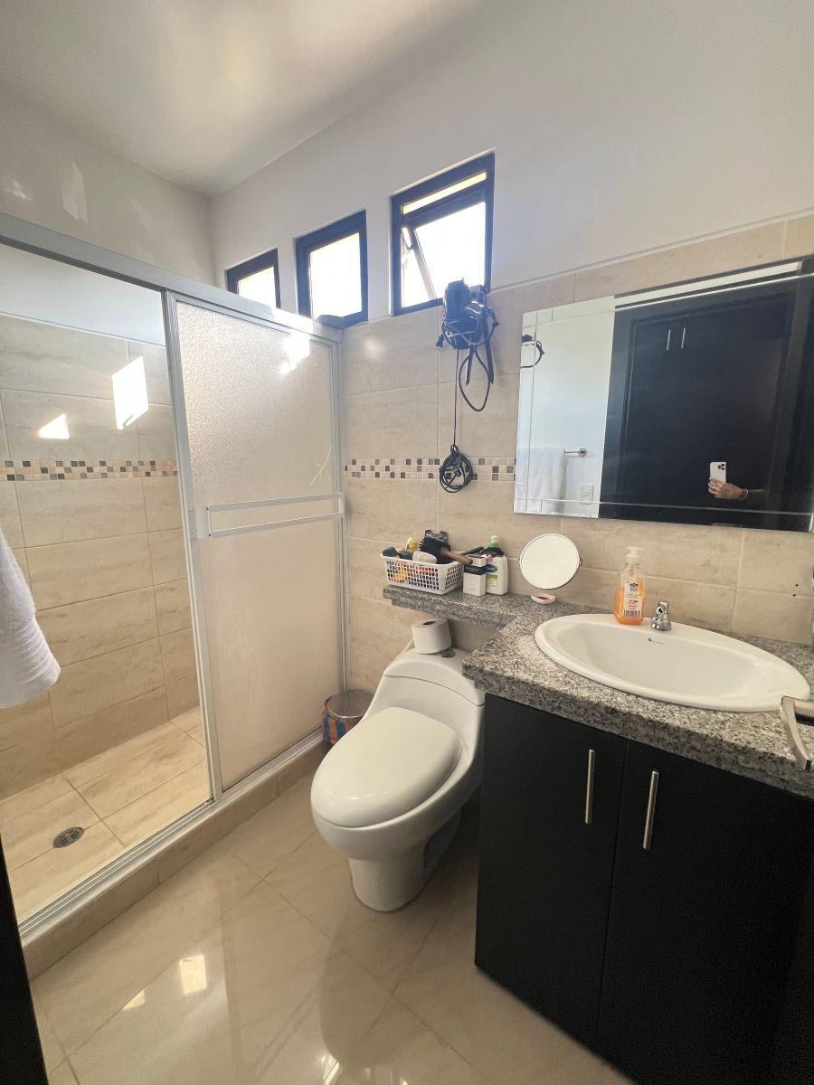 Se Vende Casa con Dos Suites Independientes en Urbanización Napoli, Guayas — imagen 5
