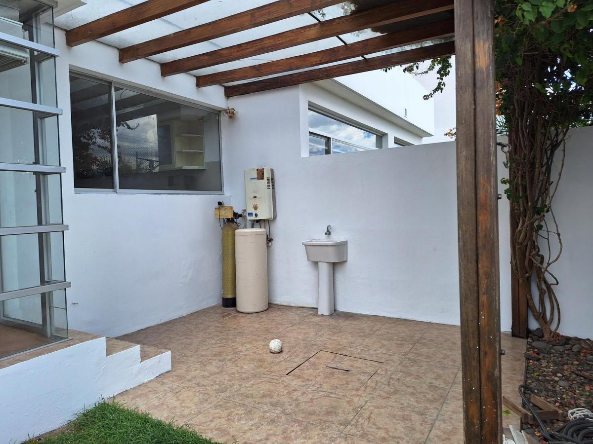 Casa de Venta en Cumbayá Sector San Juan Amplios Espacios — imagen 3