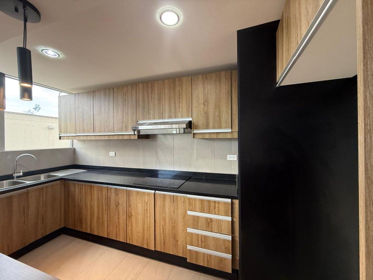 Departamento en Venta con 3 Dorm. en El Sector El Inca Quito Ecuador — imagen 10