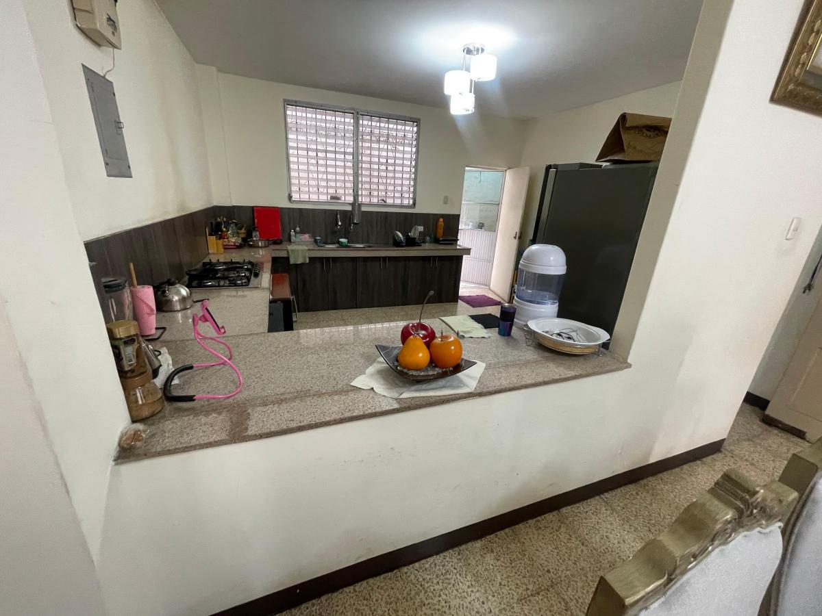 Vendo Amplia Casa de 2 Plantas. 5 Dorm. Alborada 6ta. Etapa. en 2 Solares, Junto a un Parque, Guayas — imagen 5