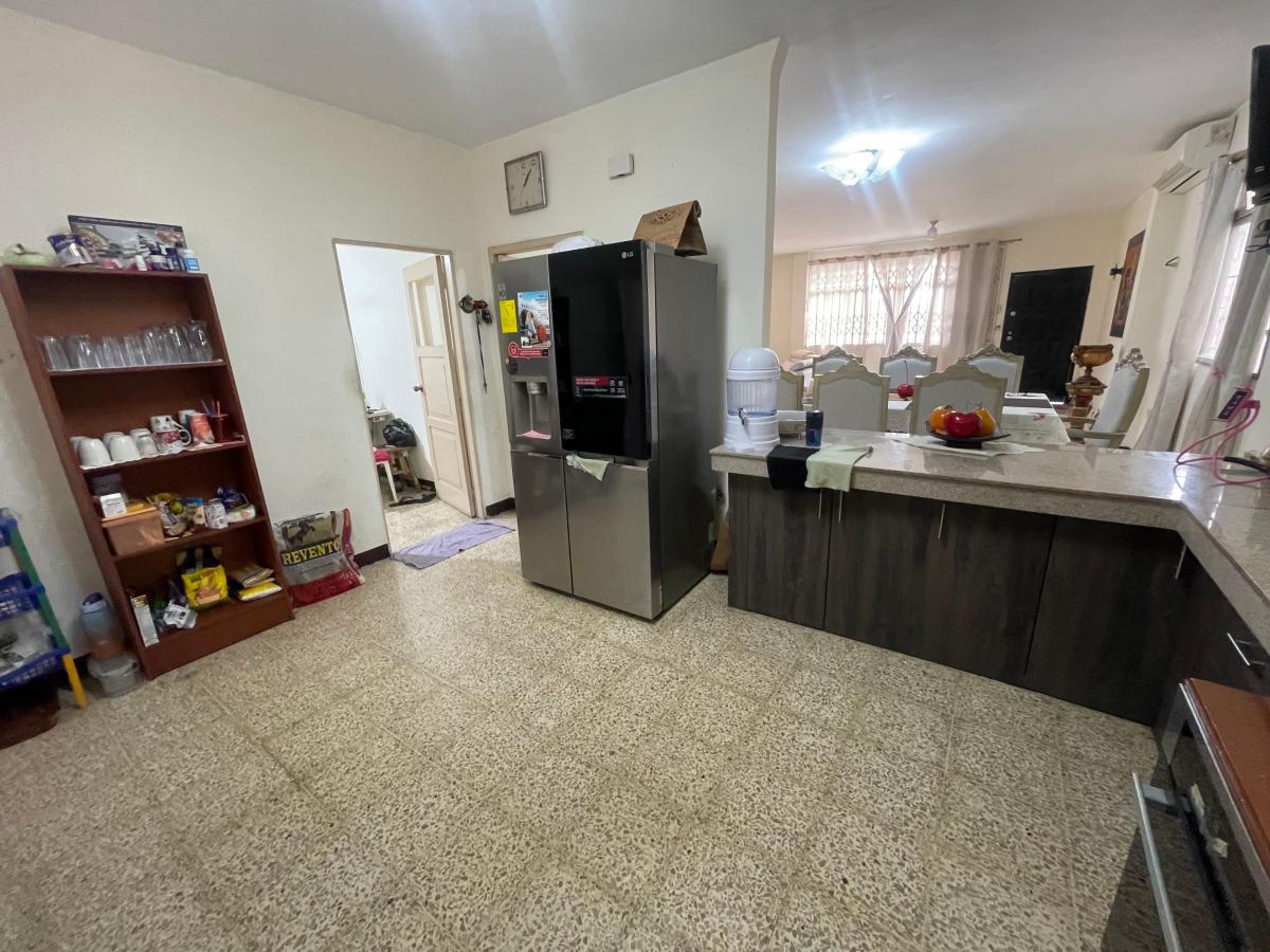 Vendo Amplia Casa de 2 Plantas. 5 Dorm. Alborada 6ta. Etapa. en 2 Solares, Junto a un Parque, Guayas — imagen 3