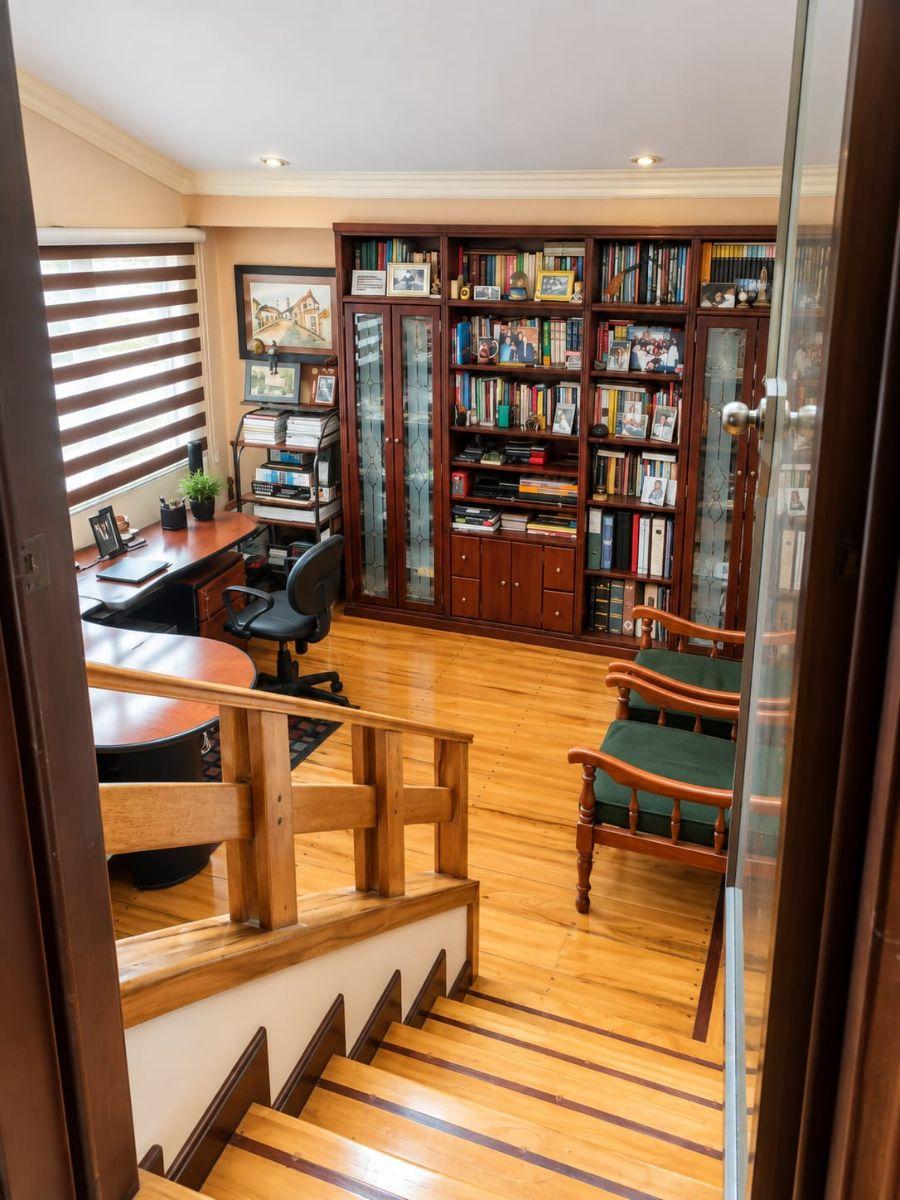 Vendo Casa Rentera de 3 Plantas con 2 Departamentos en San Sebastian, Azuay — imagen 7