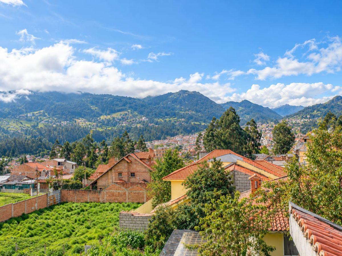 Vendo Casa Rentera de 3 Plantas con 2 Departamentos en San Sebastian, Azuay — imagen 4