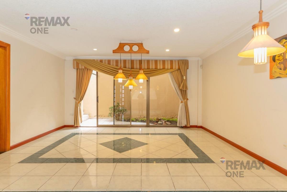 En Venta Amplia Casa Sector Cdla de Los Ingenieros, Azuay — imagen 8