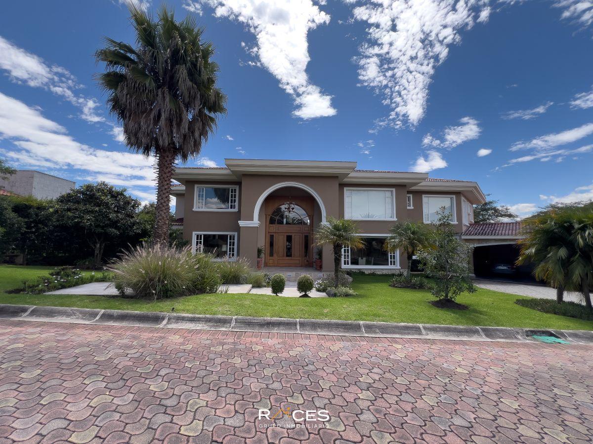 Casa de Lujo con 4 Dorm. en Venta en Cumbayá 1375 m² de Terreno — imagen 10