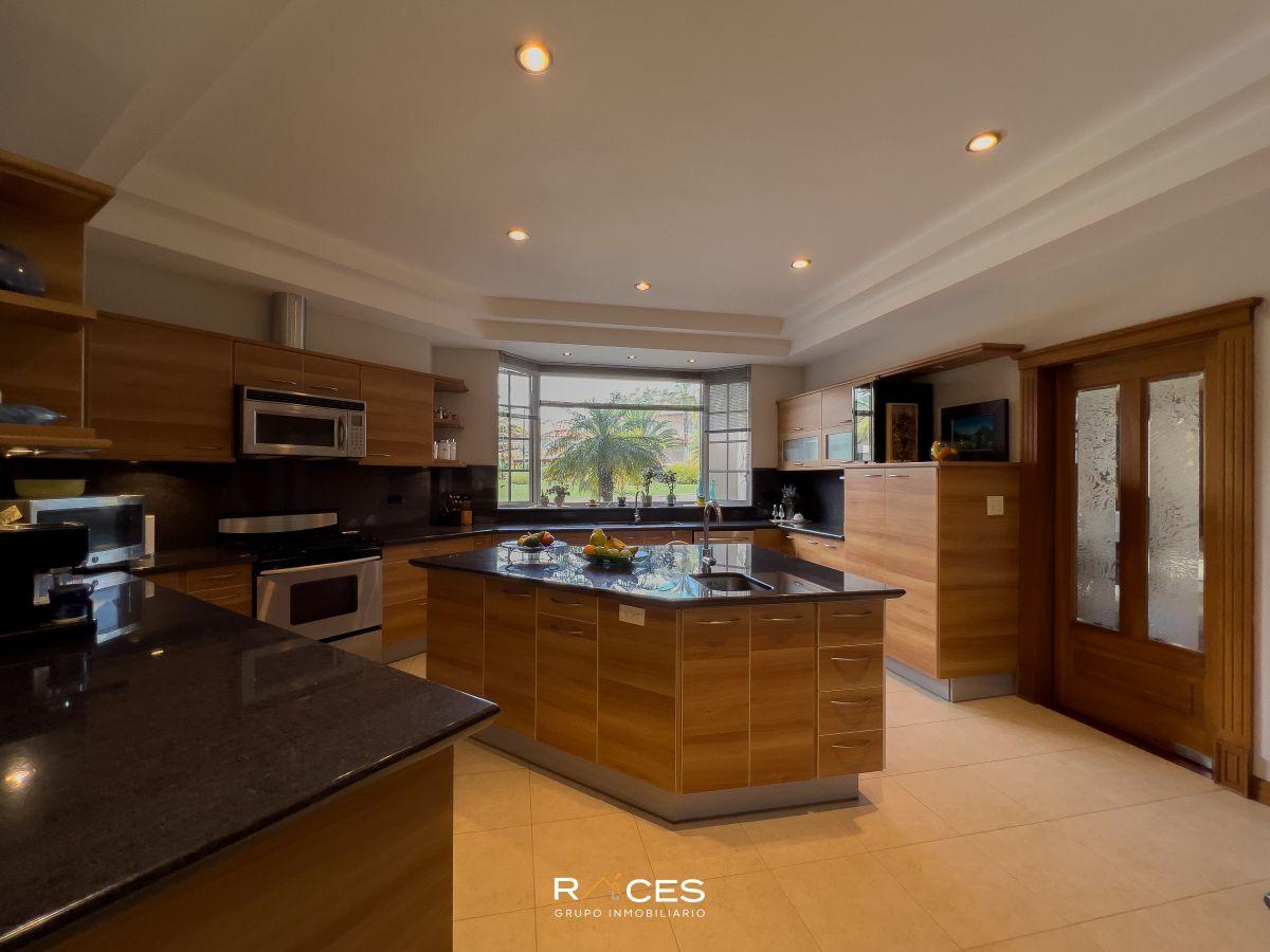 Casa de Lujo con 4 Dorm. en Venta en Cumbayá 1375 m² de Terreno — imagen 6