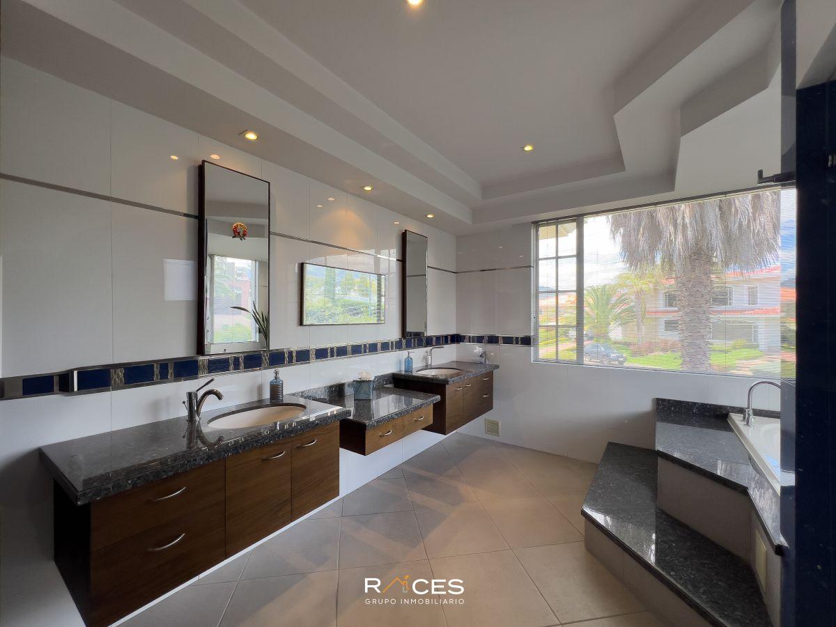 Casa de Lujo con 4 Dorm. en Venta en Cumbayá 1375 m² de Terreno — imagen 3