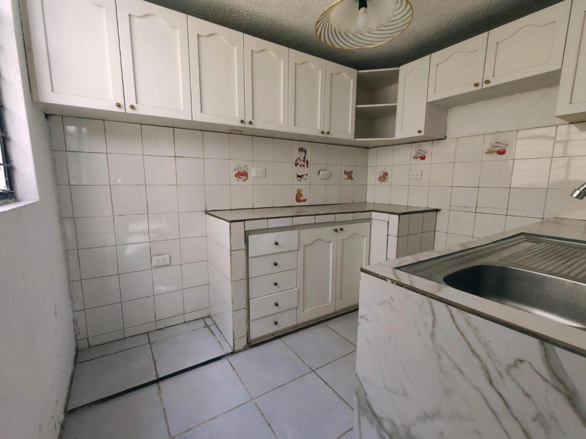 En Venta Casa de 3 Pisos con Local Comercial en Carapungo — imagen 4