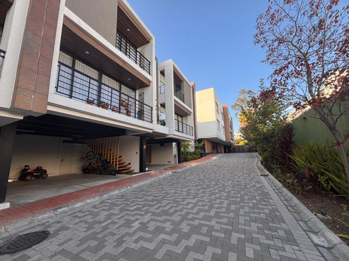 Vendo Departamento por Estrenar con Terraza en San Juan de Cumbayá — imagen 7
