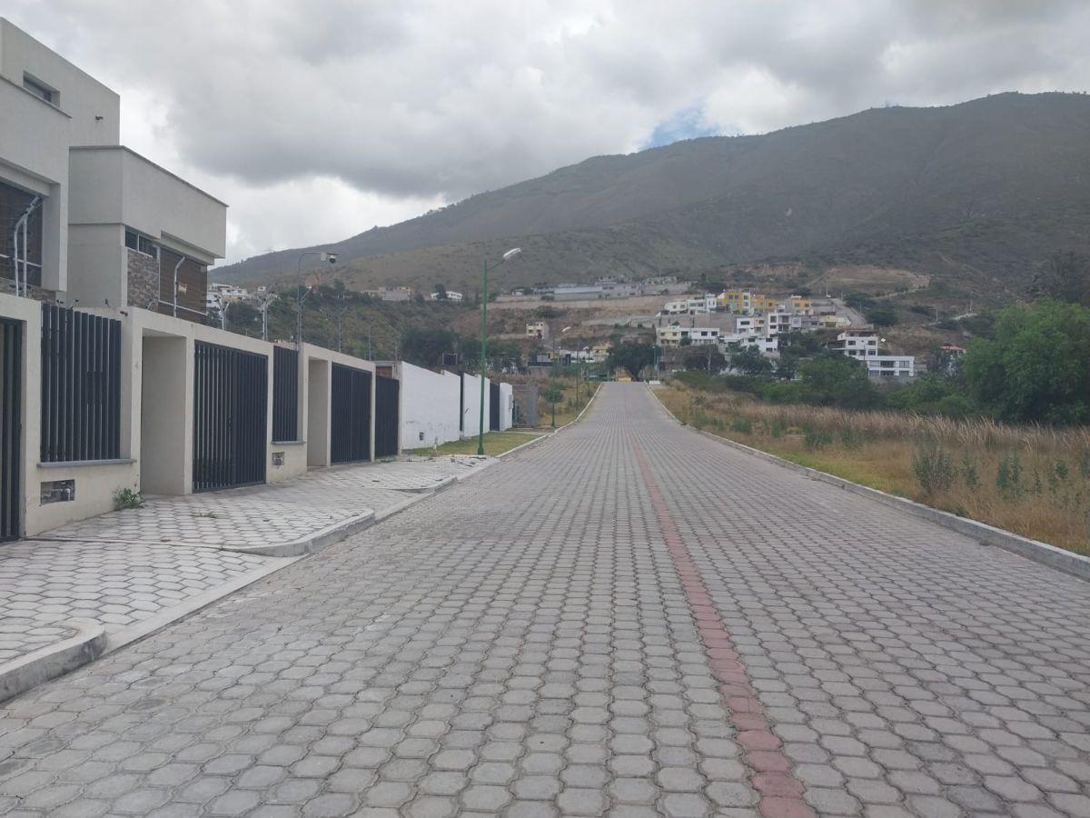 Vendo Terreno Plano en Urbanizacion Privada, Sector de Pomasqui con Todos Los Servicios Básicos. Provincia de Pichincha — imagen 9