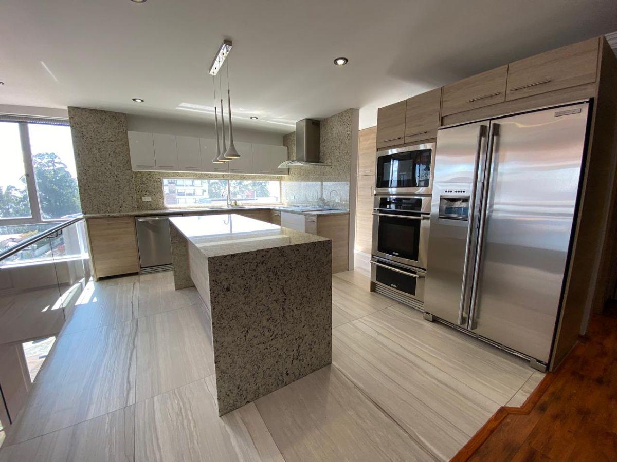 En Venta Duplex Penthouse C/terraza y Jardín - Urb. Lomas Monteserrin — imagen 8
