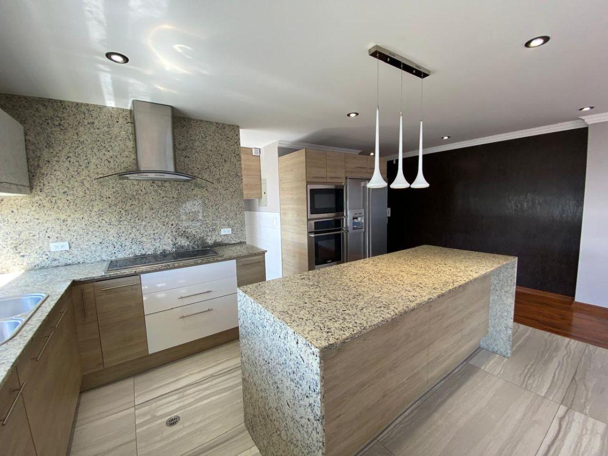 En Venta Duplex Penthouse C/terraza y Jardín - Urb. Lomas Monteserrin — imagen 7