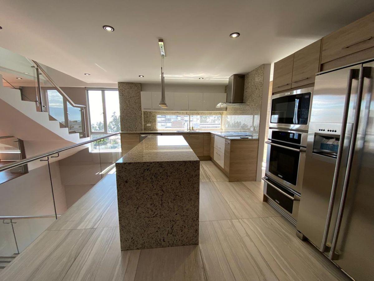 En Venta Duplex Penthouse C/terraza y Jardín - Urb. Lomas Monteserrin — imagen 6