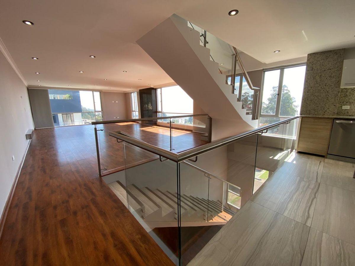 En Venta Duplex Penthouse C/terraza y Jardín - Urb. Lomas Monteserrin — imagen 3