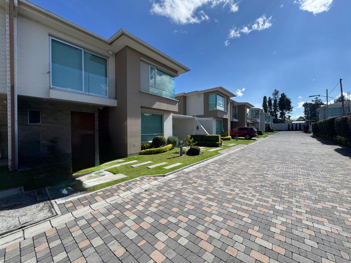 Linda Casa Moderna en Conjunto, Amplios Espacios, Excelentes Áreas Comunales Sector Hilacril Tumbaco — imagen 10