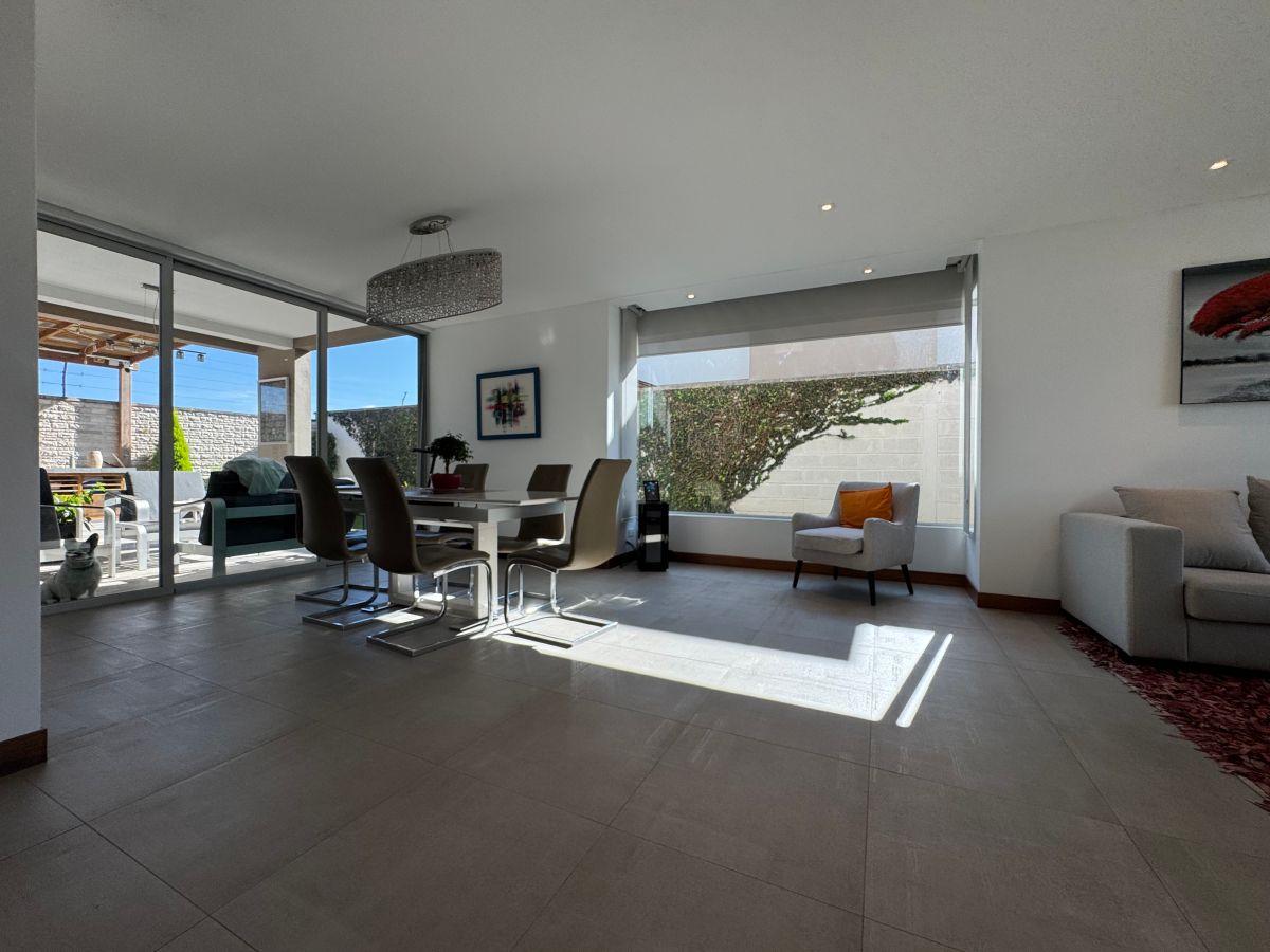 Linda Casa Moderna en Conjunto, Amplios Espacios, Excelentes Áreas Comunales Sector Hilacril Tumbaco — imagen 8