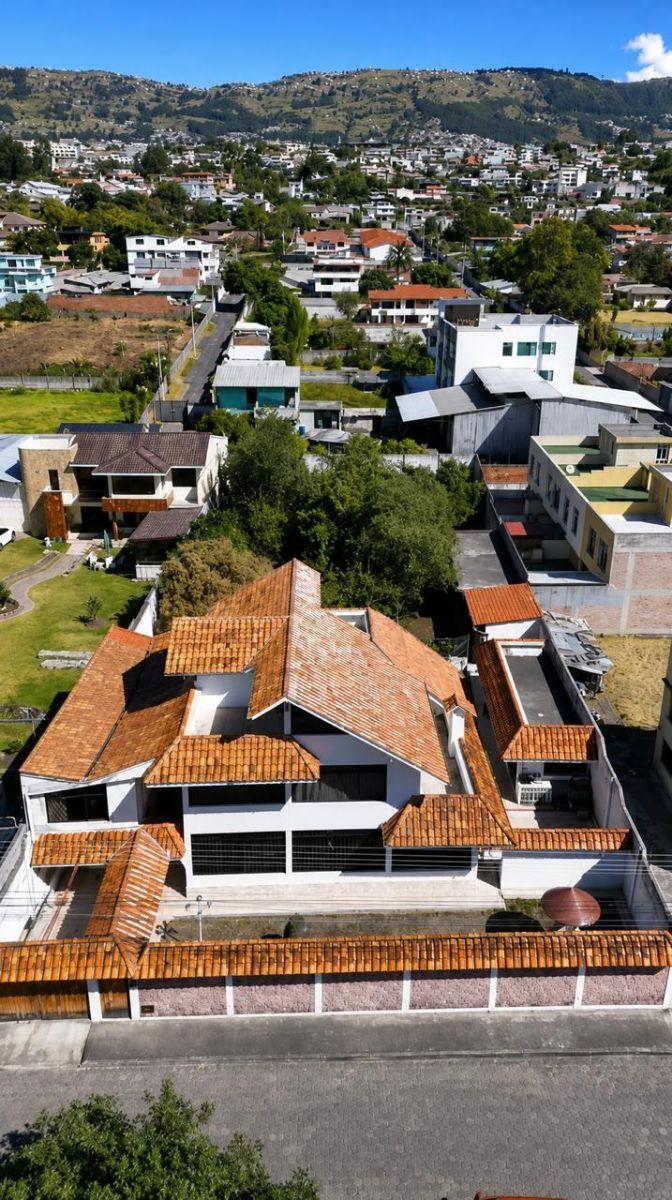 Casa en Venta Independiente con Amplio Terreno — imagen 10